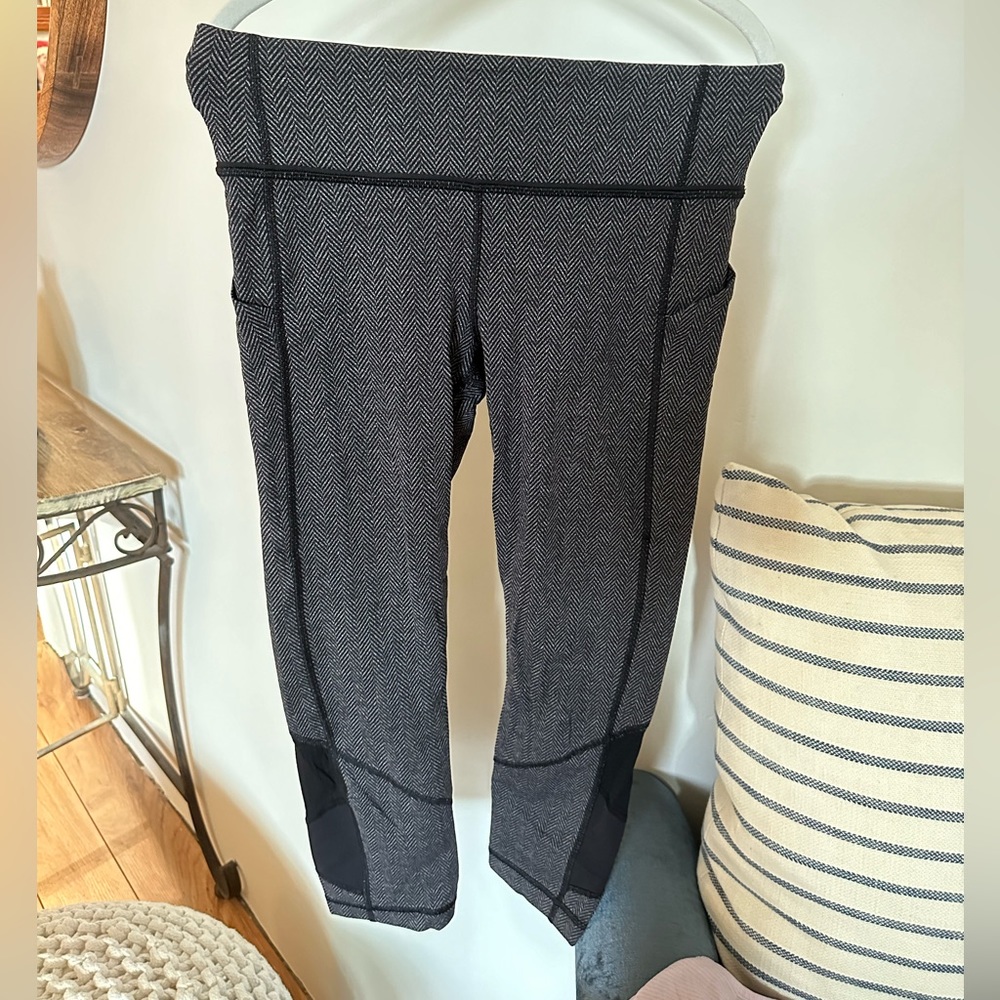 Wonder under Lululemon, size 6! Crop and great condition!